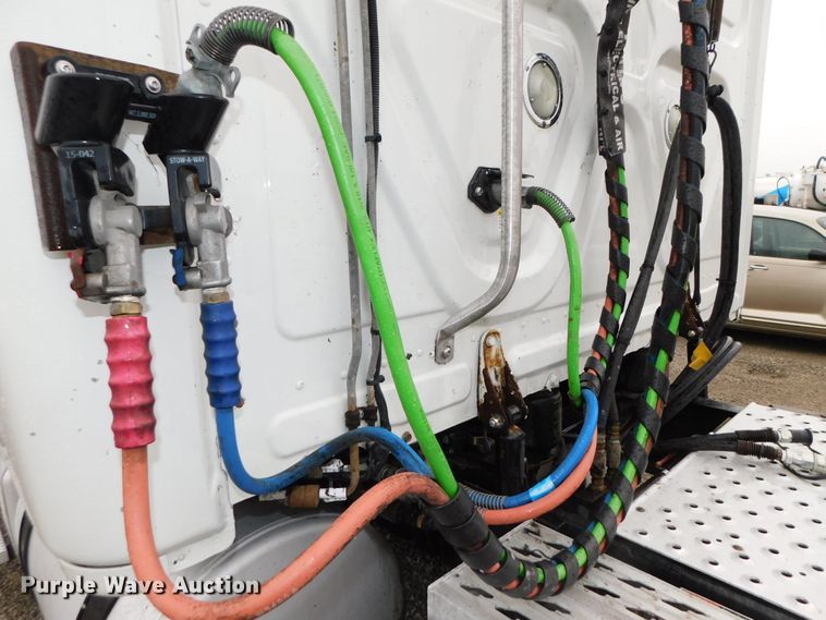 image for item DJ5926 2013 Freightliner Cascadia 125  semi truck