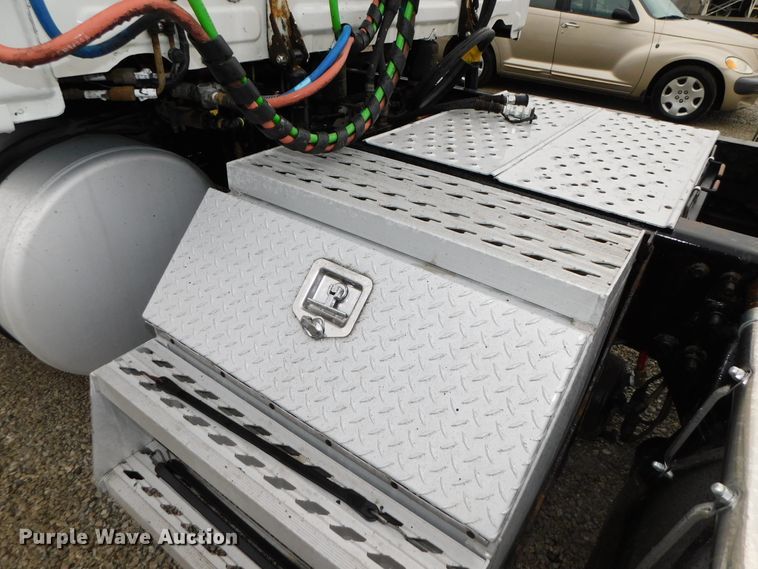 image for item DJ5926 2013 Freightliner Cascadia 125  semi truck