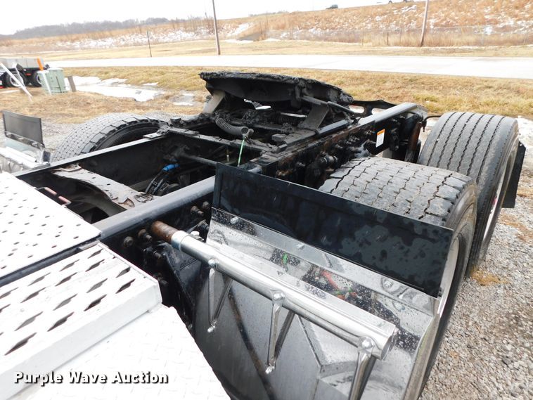 image for item DJ5926 2013 Freightliner Cascadia 125  semi truck