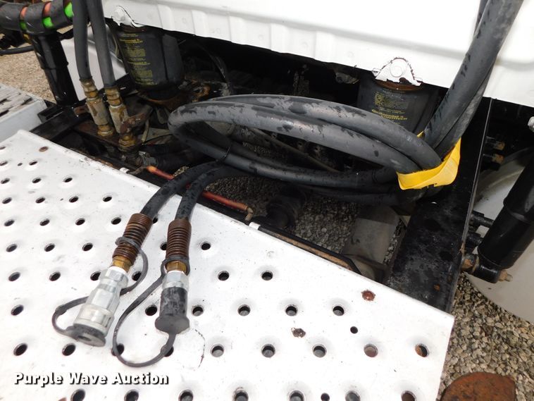 image for item DJ5926 2013 Freightliner Cascadia 125  semi truck