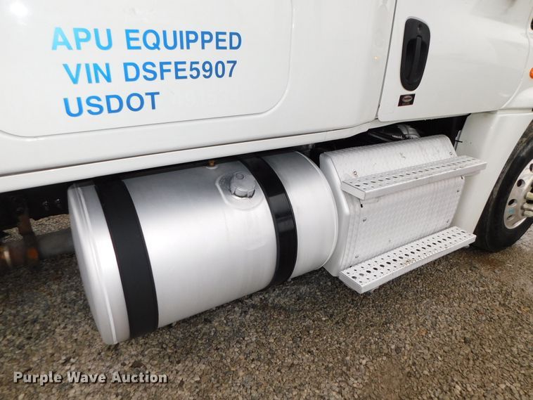 image for item DJ5926 2013 Freightliner Cascadia 125  semi truck