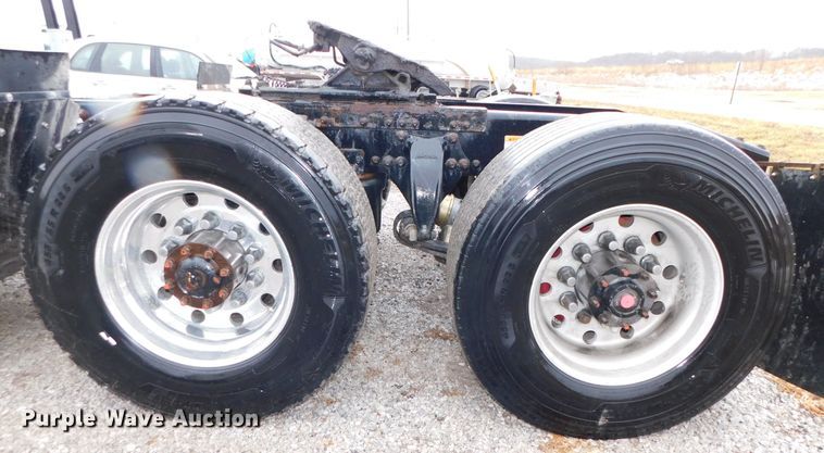 image for item DJ5926 2013 Freightliner Cascadia 125  semi truck