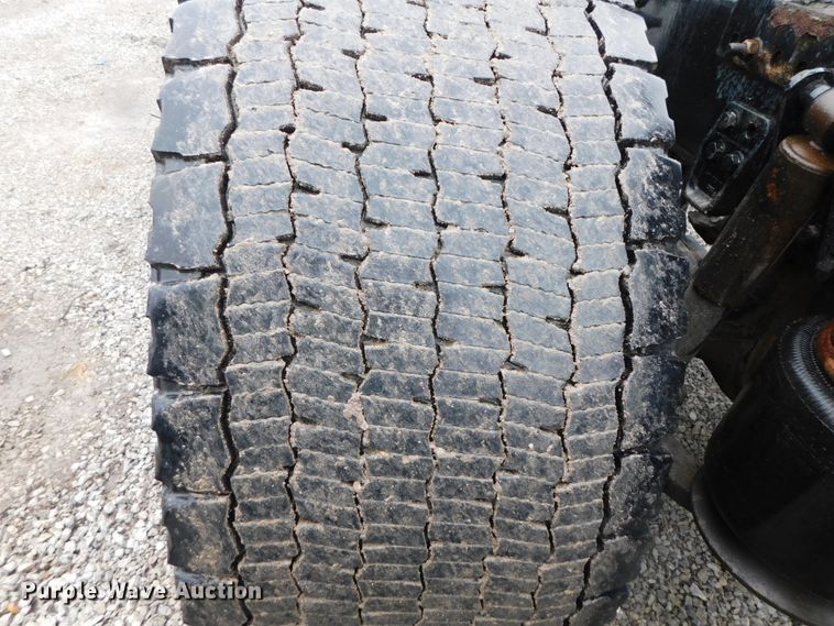 image for item DJ5926 2013 Freightliner Cascadia 125  semi truck