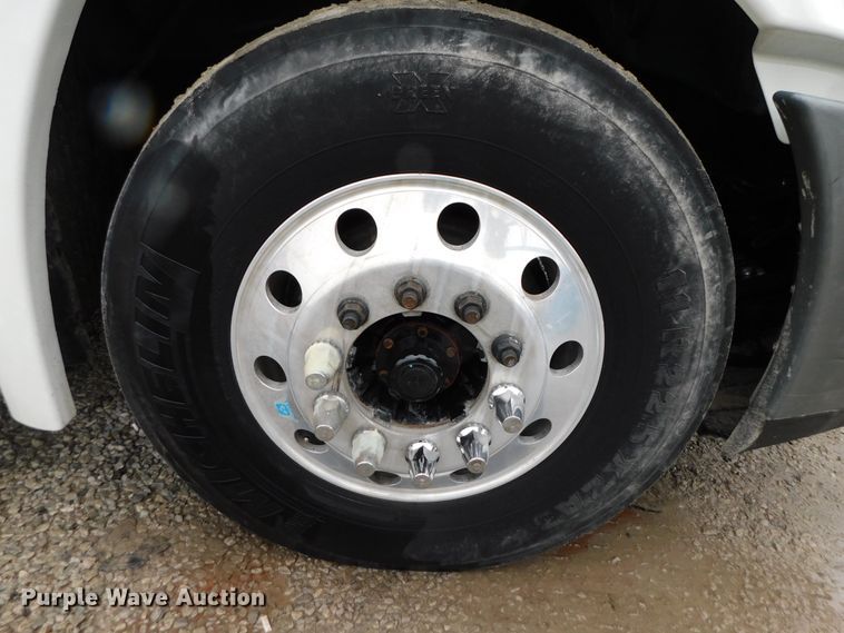 image for item DJ5926 2013 Freightliner Cascadia 125  semi truck