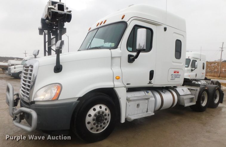 image for item DJ5927 2012 Freightliner Cascadia 125  semi truck