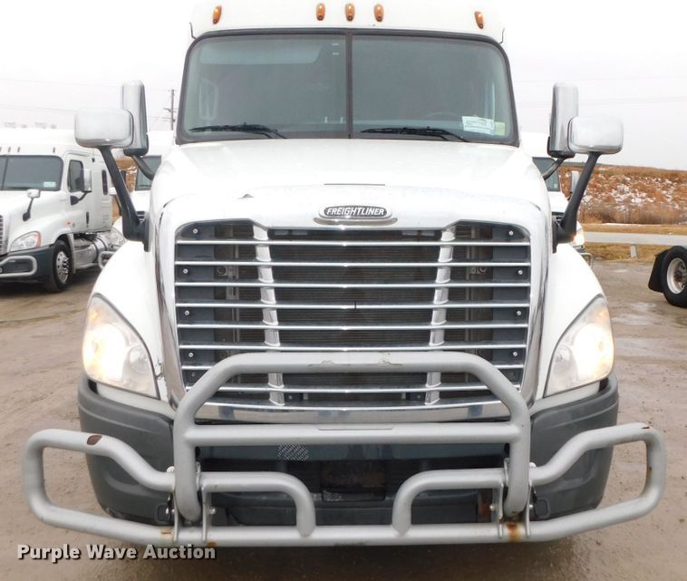 image for item DJ5927 2012 Freightliner Cascadia 125  semi truck