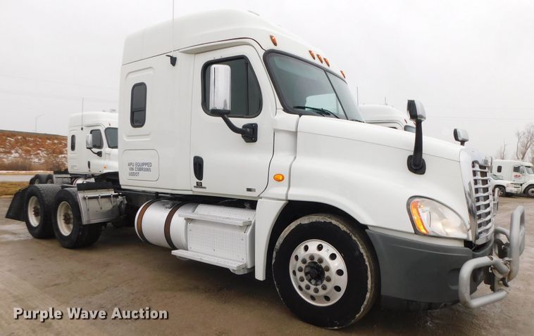 image for item DJ5927 2012 Freightliner Cascadia 125  semi truck