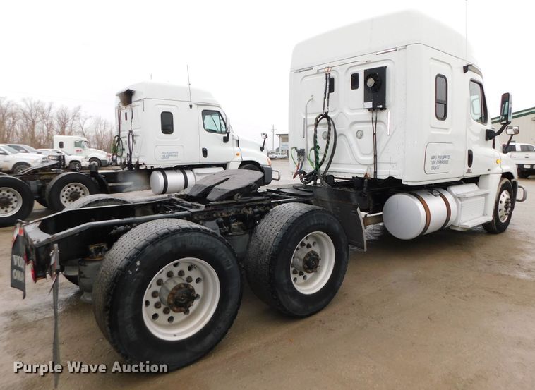 image for item DJ5927 2012 Freightliner Cascadia 125  semi truck