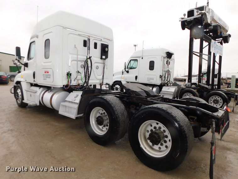 image for item DJ5927 2012 Freightliner Cascadia 125  semi truck