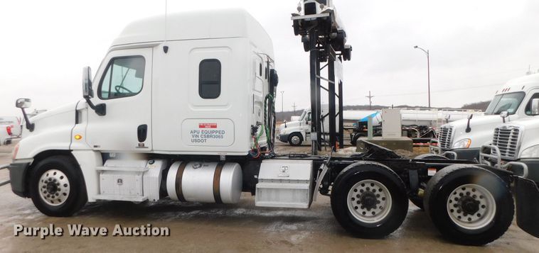 image for item DJ5927 2012 Freightliner Cascadia 125  semi truck