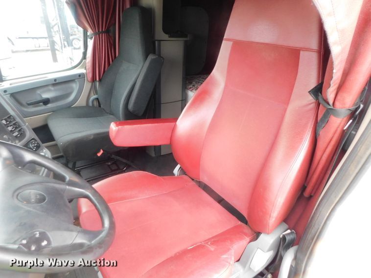 image for item DJ5927 2012 Freightliner Cascadia 125  semi truck