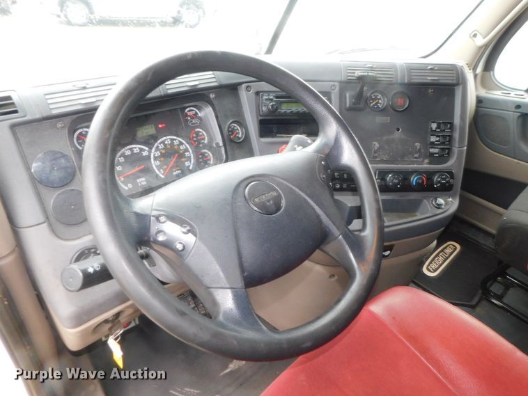 image for item DJ5927 2012 Freightliner Cascadia 125  semi truck