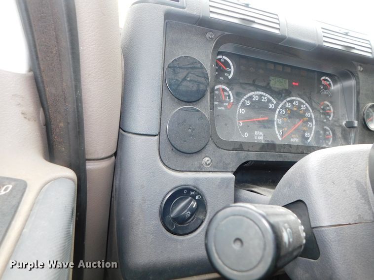 image for item DJ5927 2012 Freightliner Cascadia 125  semi truck