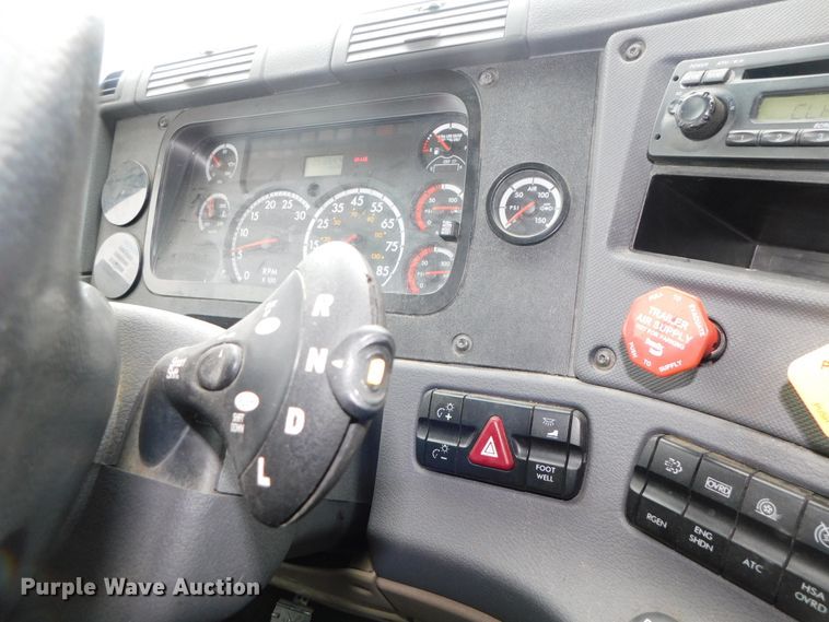 image for item DJ5927 2012 Freightliner Cascadia 125  semi truck