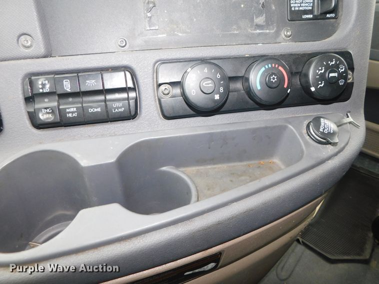 image for item DJ5927 2012 Freightliner Cascadia 125  semi truck