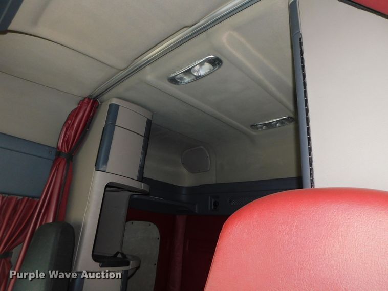 image for item DJ5927 2012 Freightliner Cascadia 125  semi truck