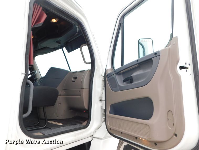 image for item DJ5927 2012 Freightliner Cascadia 125  semi truck