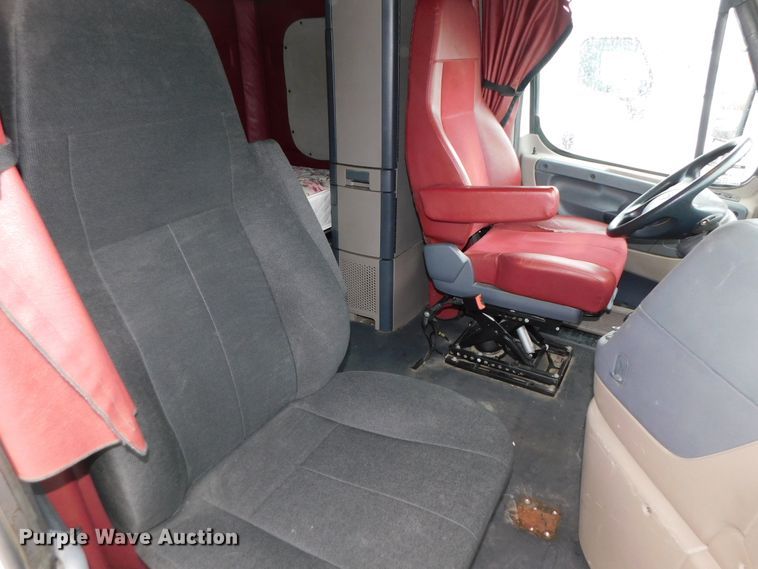 image for item DJ5927 2012 Freightliner Cascadia 125  semi truck