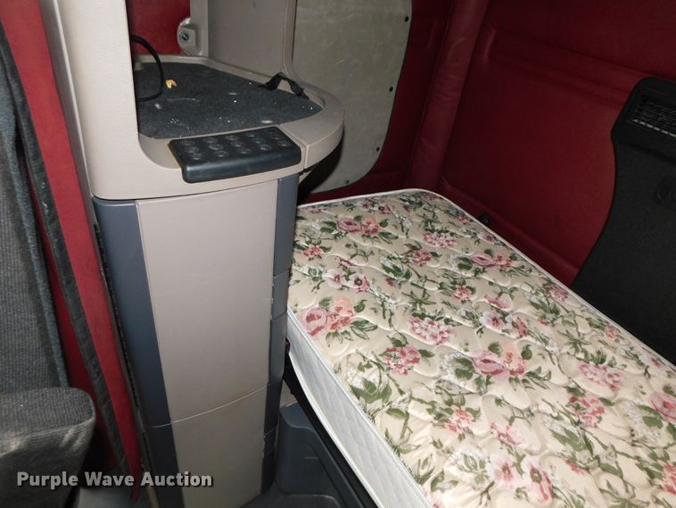 image for item DJ5927 2012 Freightliner Cascadia 125  semi truck