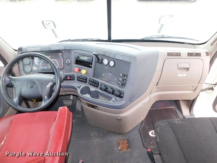 image for item DJ5927 2012 Freightliner Cascadia 125  semi truck