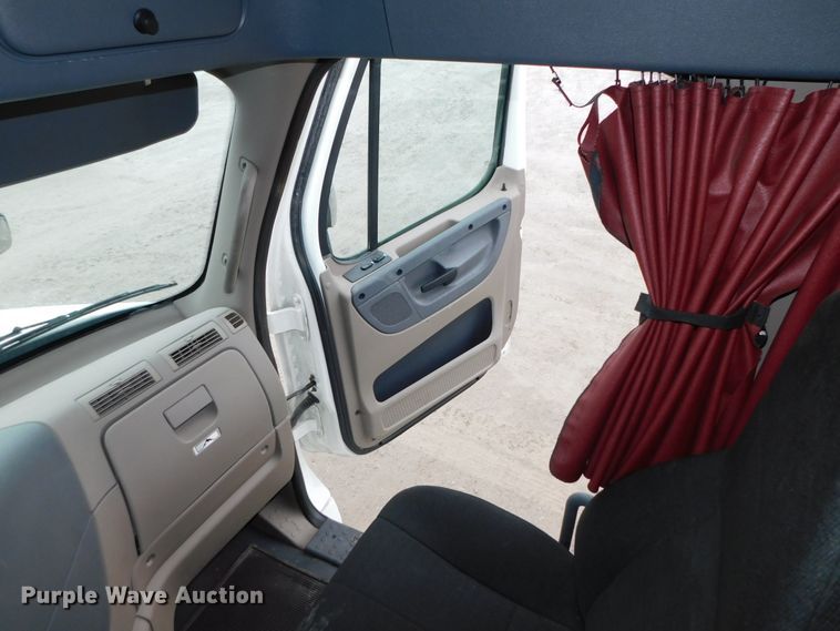 image for item DJ5927 2012 Freightliner Cascadia 125  semi truck