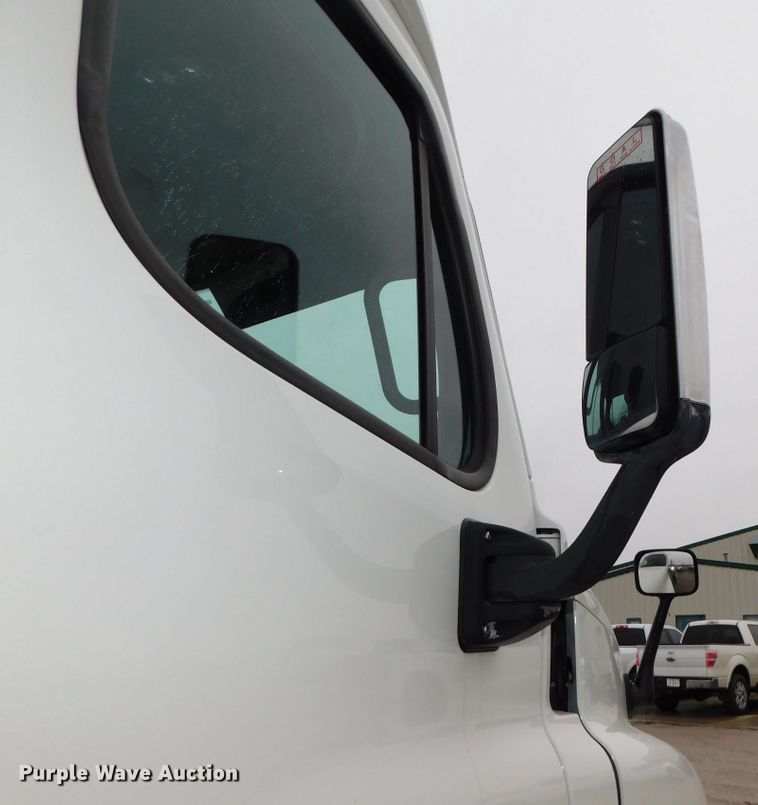 image for item DJ5927 2012 Freightliner Cascadia 125  semi truck