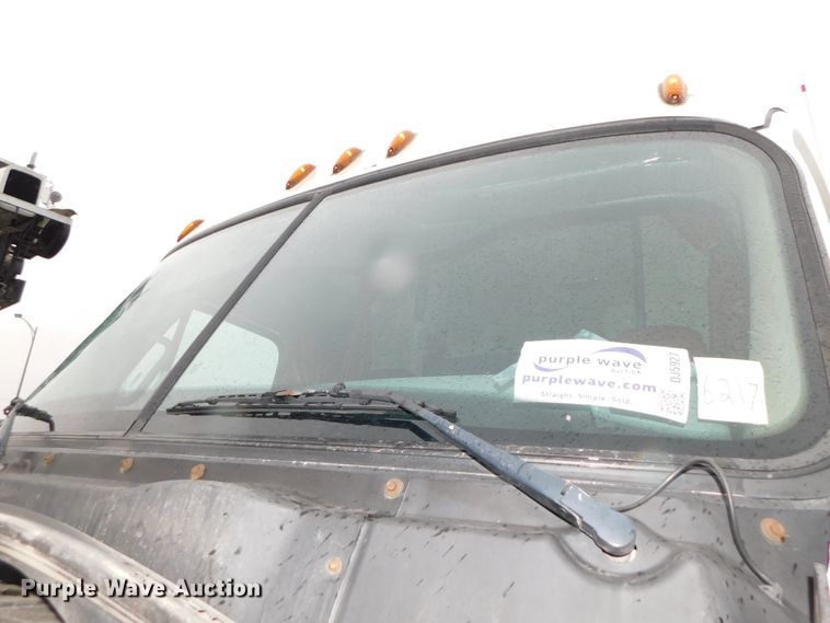 image for item DJ5927 2012 Freightliner Cascadia 125  semi truck