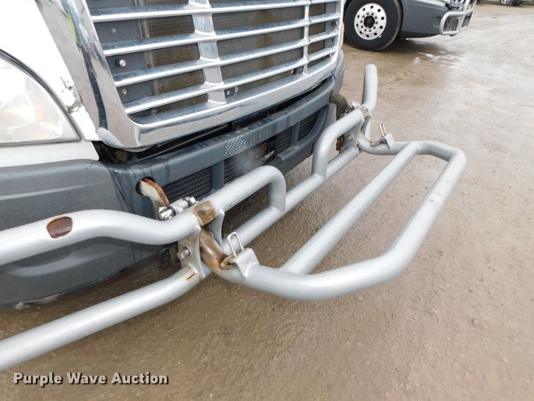 image for item DJ5927 2012 Freightliner Cascadia 125  semi truck