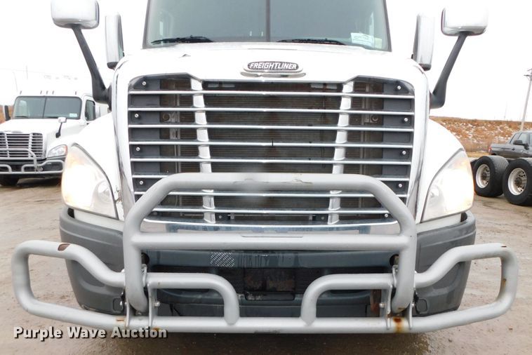image for item DJ5927 2012 Freightliner Cascadia 125  semi truck