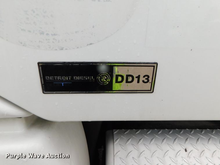 image for item DJ5927 2012 Freightliner Cascadia 125  semi truck