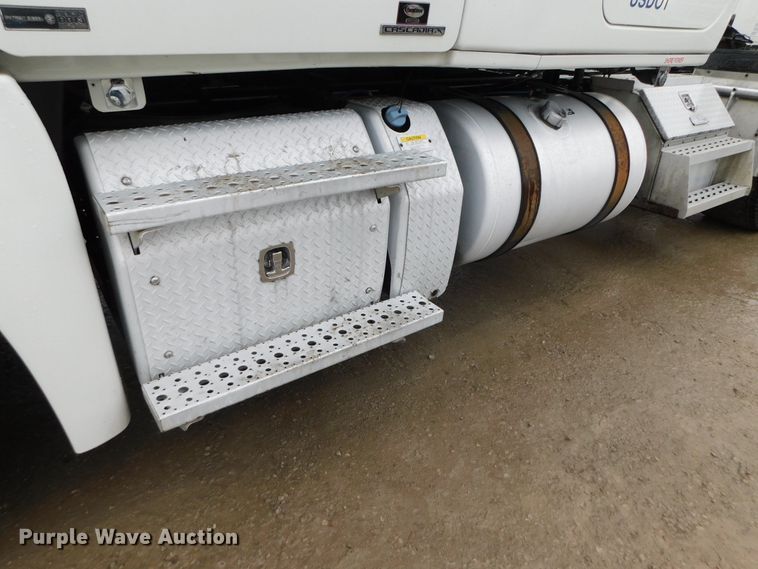 image for item DJ5927 2012 Freightliner Cascadia 125  semi truck