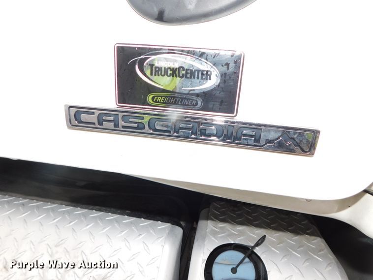 image for item DJ5927 2012 Freightliner Cascadia 125  semi truck