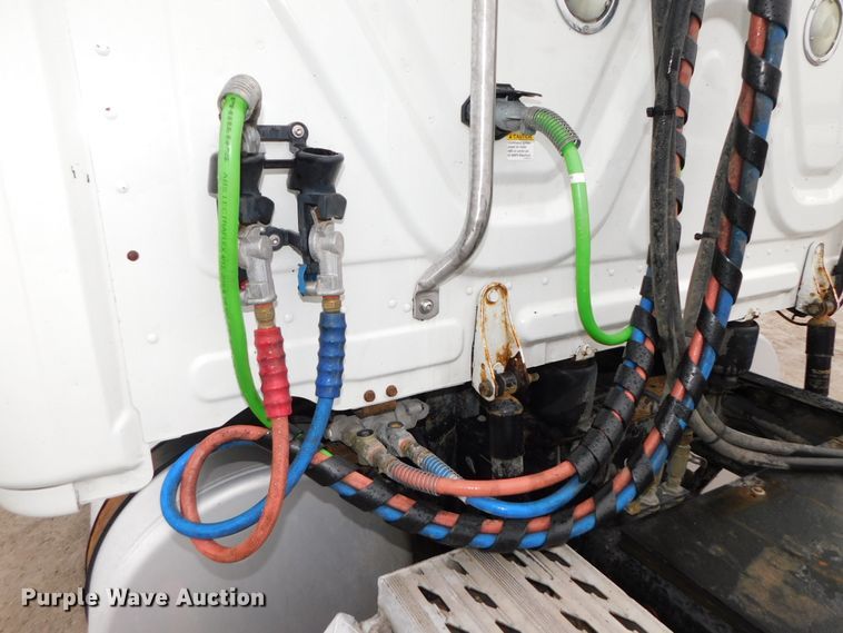 image for item DJ5927 2012 Freightliner Cascadia 125  semi truck