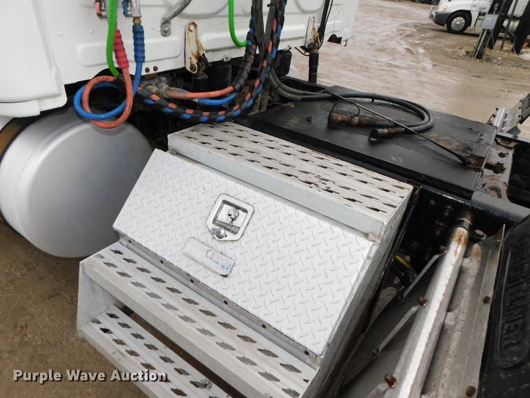 image for item DJ5927 2012 Freightliner Cascadia 125  semi truck