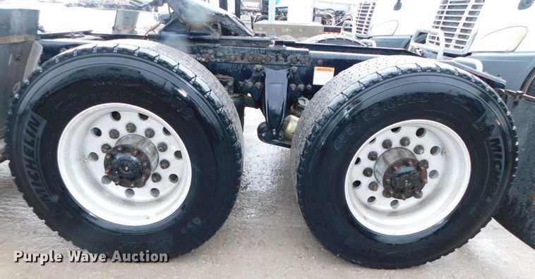 image for item DJ5927 2012 Freightliner Cascadia 125  semi truck