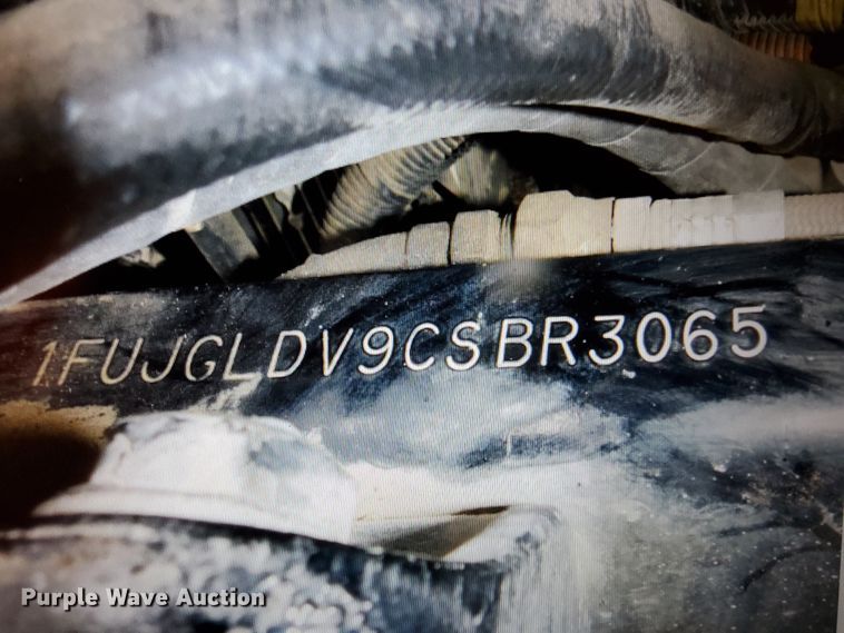 image for item DJ5927 2012 Freightliner Cascadia 125  semi truck