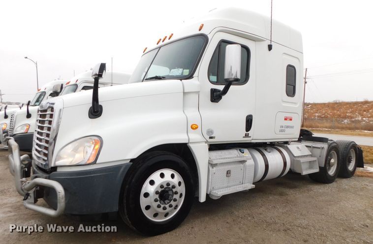 image for item DJ5928 2012 Freightliner Cascadia 125  semi truck