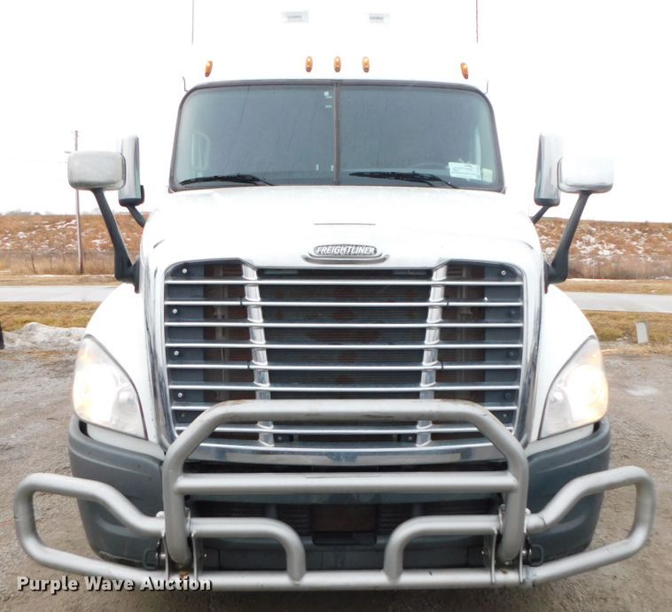 image for item DJ5928 2012 Freightliner Cascadia 125  semi truck