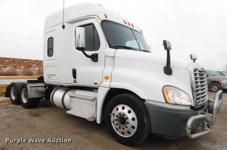 image for item DJ5928 2012 Freightliner Cascadia 125  semi truck