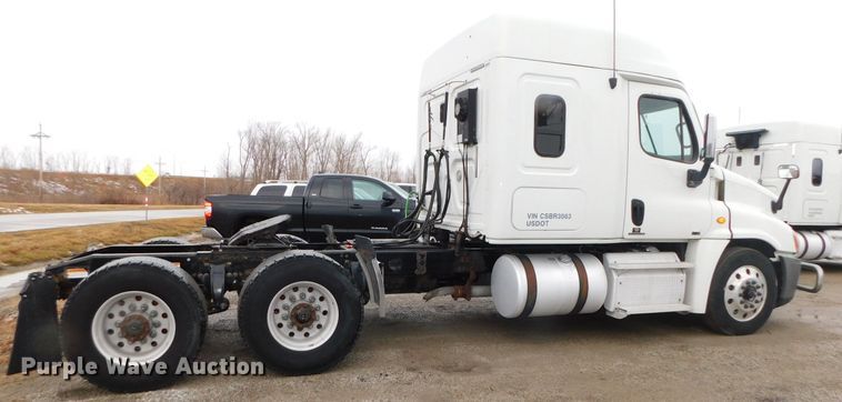 image for item DJ5928 2012 Freightliner Cascadia 125  semi truck