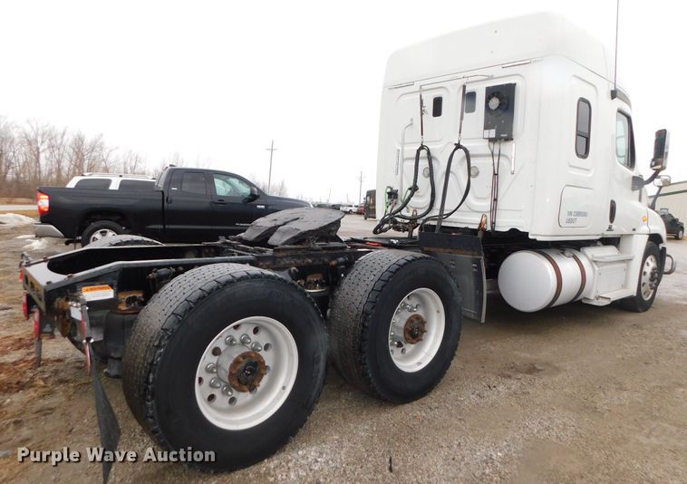 image for item DJ5928 2012 Freightliner Cascadia 125  semi truck