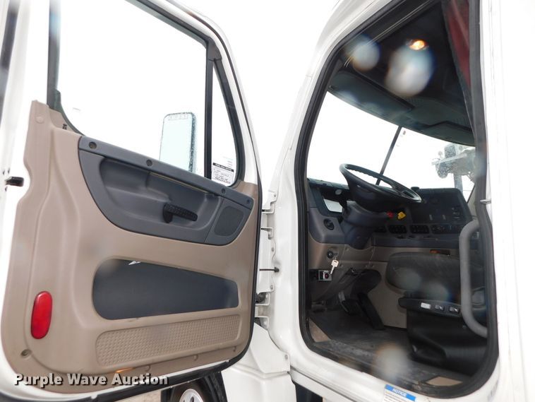 image for item DJ5928 2012 Freightliner Cascadia 125  semi truck