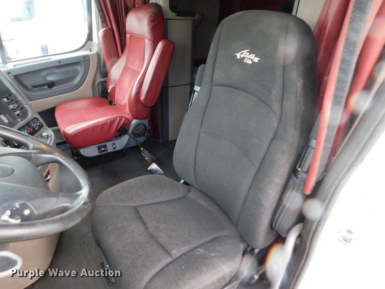 image for item DJ5928 2012 Freightliner Cascadia 125  semi truck