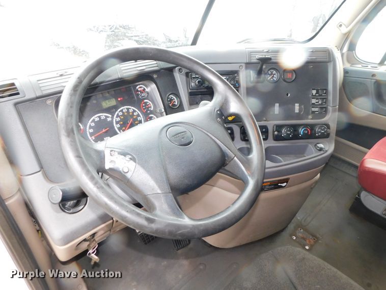 image for item DJ5928 2012 Freightliner Cascadia 125  semi truck