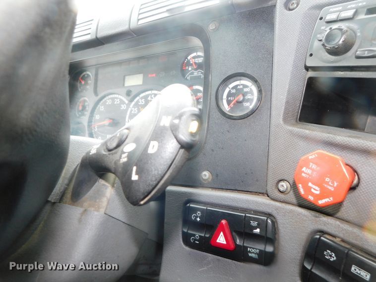 image for item DJ5928 2012 Freightliner Cascadia 125  semi truck