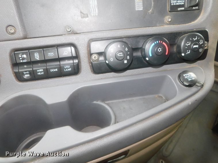 image for item DJ5928 2012 Freightliner Cascadia 125  semi truck