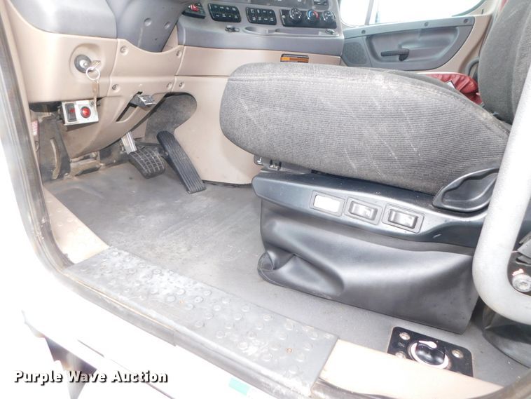 image for item DJ5928 2012 Freightliner Cascadia 125  semi truck