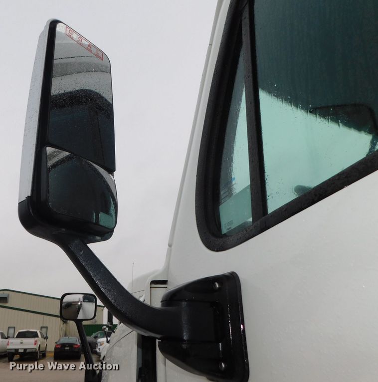 image for item DJ5928 2012 Freightliner Cascadia 125  semi truck