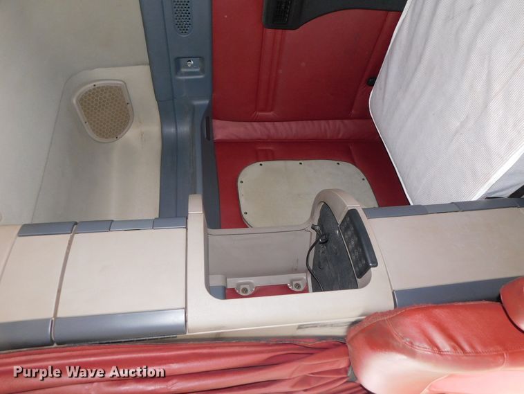 image for item DJ5928 2012 Freightliner Cascadia 125  semi truck