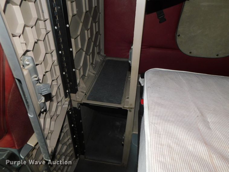 image for item DJ5928 2012 Freightliner Cascadia 125  semi truck